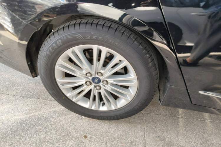 Used Ford Taurus 2015 EcoBoost 245 Fashion Edition Right Rear Wheel Hub