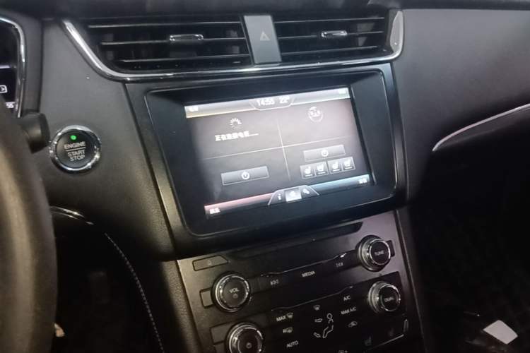 Used Ford Taurus 2015 EcoBoost 245 Fashion Edition Audio And AC Panel