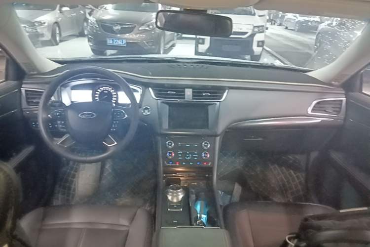 Used Ford Taurus 2015 EcoBoost 245 Fashion Edition Center Console