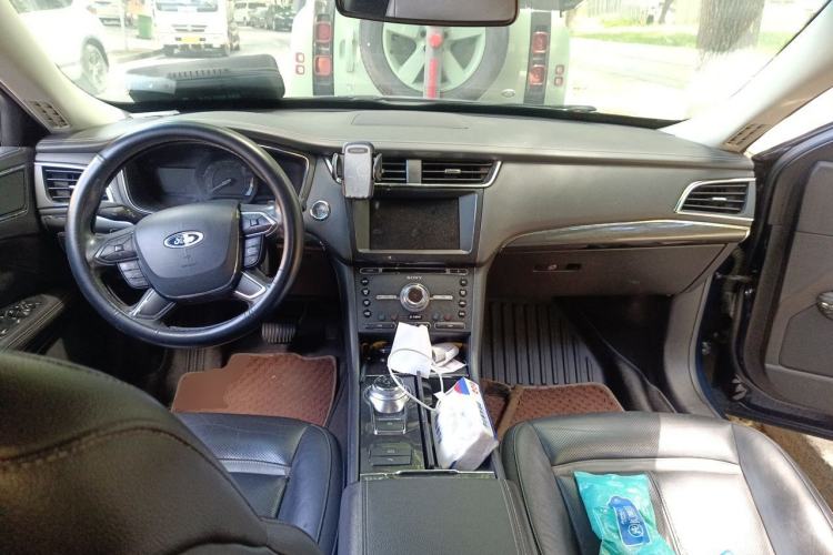 Used Ford Taurus 2015 EcoBoost 245 Luxury Model Center Console