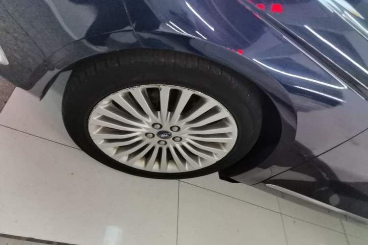 Used Ford Taurus 2015 EcoBoost 245 Ultimate Model Left Front Wheel Hub