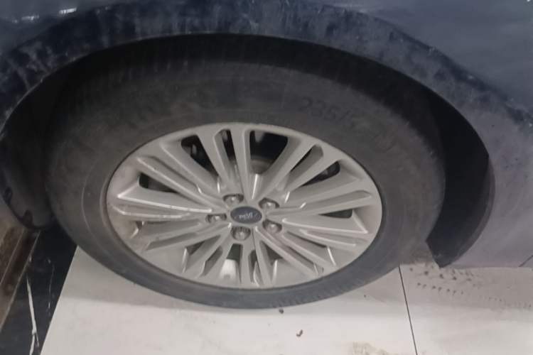 Used Ford Taurus 2015 EcoBoost 245 Fashion Edition Left Front Wheel Hub