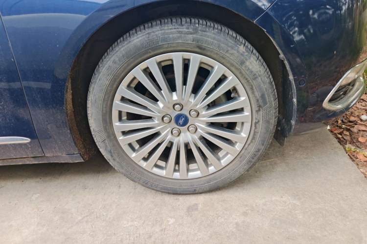 Used Ford Taurus 2015 EcoBoost 245 Luxury Model Right Front Wheel Hub