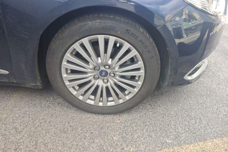 Used Ford Taurus 2015 EcoBoost 245 Luxury Model Right Front Wheel Hub