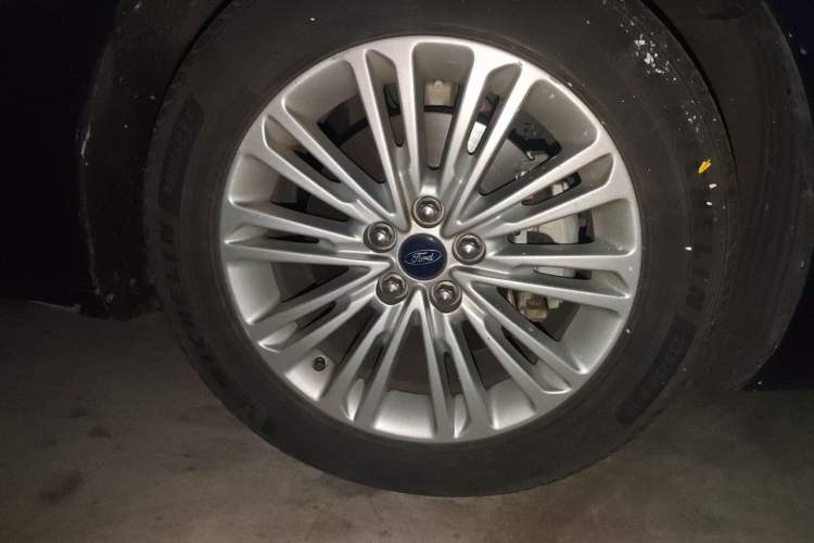 Used Ford Taurus 2015 EcoBoost 245 Fashion Edition Right Front Wheel Hub
