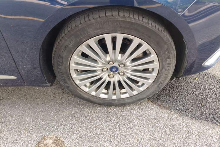 Used Ford Taurus 2015 EcoBoost 245 Luxury Model Right Front Wheel Hub