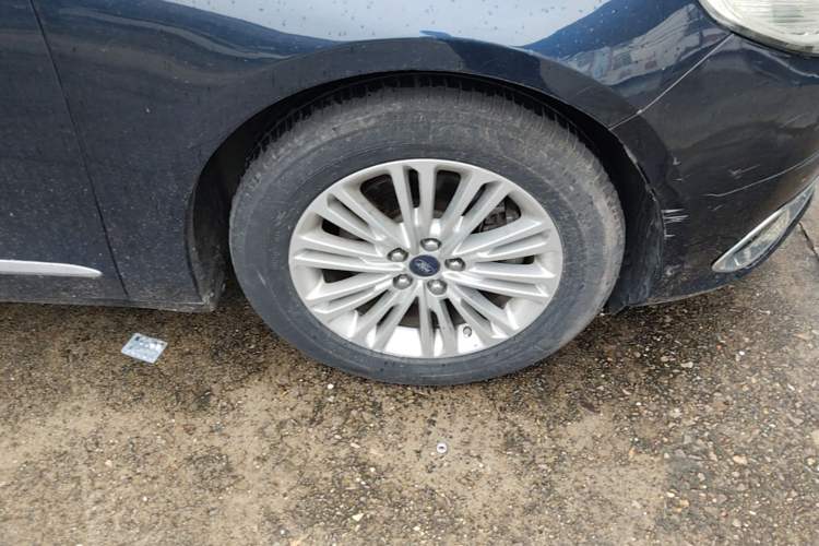 Used Ford Taurus 2015 EcoBoost 245 Fashion Edition Right Front Wheel Hub
