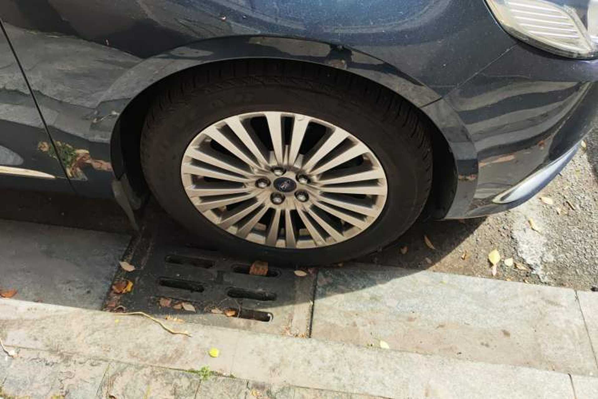 Used Ford Taurus 2015 EcoBoost 245 Luxury Model Right Front Wheel Hub