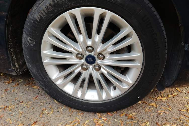 Used Ford Taurus 2015 EcoBoost 245 Fashion Edition Right Front Wheel Hub
