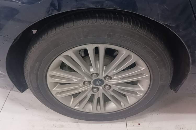 Used Ford Taurus 2015 EcoBoost 245 Fashion Edition Right Rear Wheel Hub