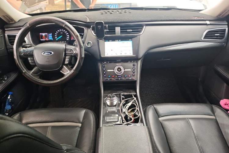 Used Ford Taurus 2015 EcoBoost 245 Luxury Model Center Console