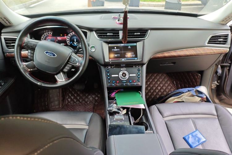 Used Ford Taurus 2015 EcoBoost 245 Luxury Model Center Console