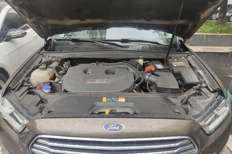 Used Ford Taurus 2015 EcoBoost 245 Luxury Model Engine Bay