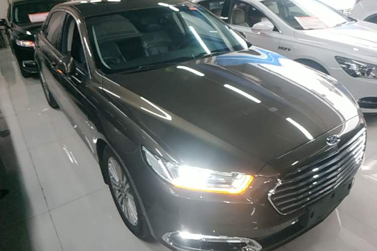 Used Ford Taurus 2015 EcoBoost 245 Luxury Model Front Right 45 Deg