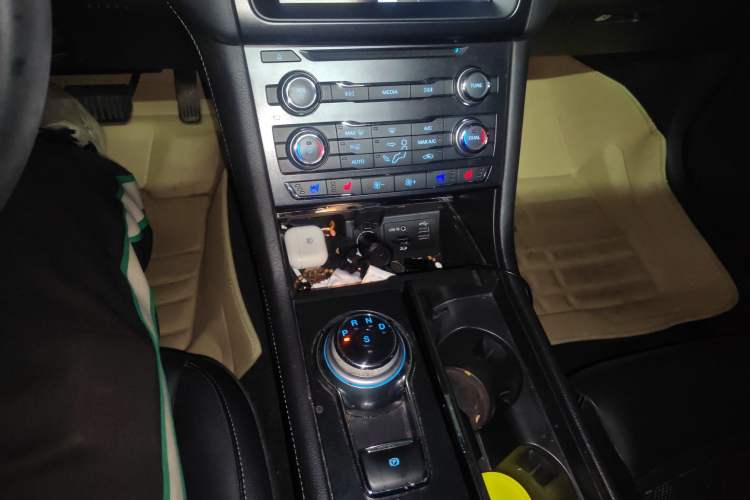 Used Ford Taurus 2015 EcoBoost 245 Fashion Edition Gear Lever
