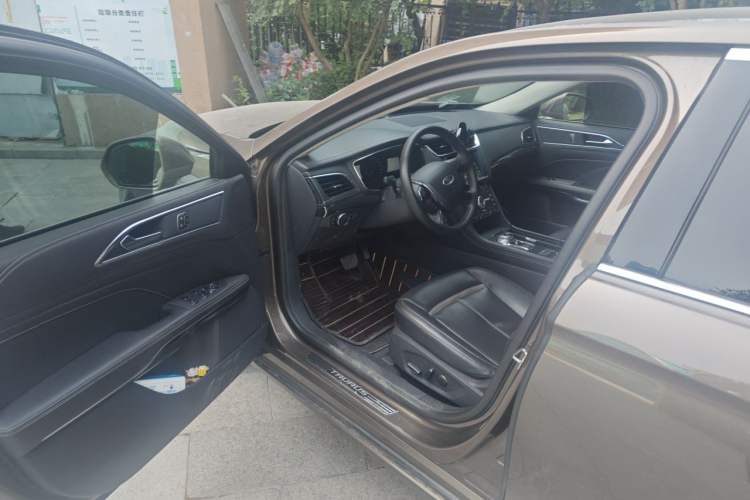 Used Ford Taurus 2015 EcoBoost 245 Luxury Model Interior 3