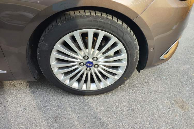 Used Ford Taurus 2015 EcoBoost 245 Ultimate Model Right Front Wheel Hub