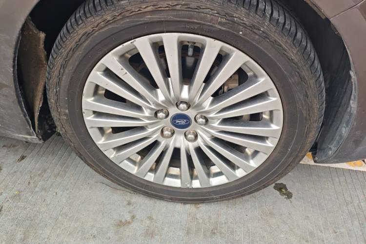 Used Ford Taurus 2015 EcoBoost 245 Luxury Model Right Front Wheel Hub