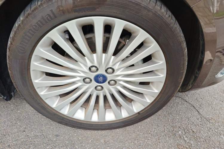 Used Ford Taurus 2015 EcoBoost 245 Luxury Model Right Front Wheel Hub
