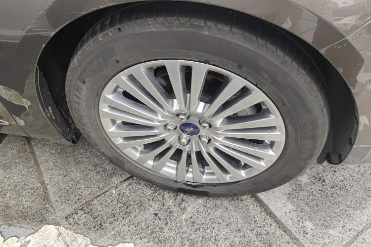 Used Ford Taurus 2015 EcoBoost 245 Luxury Model Right Front Wheel Hub