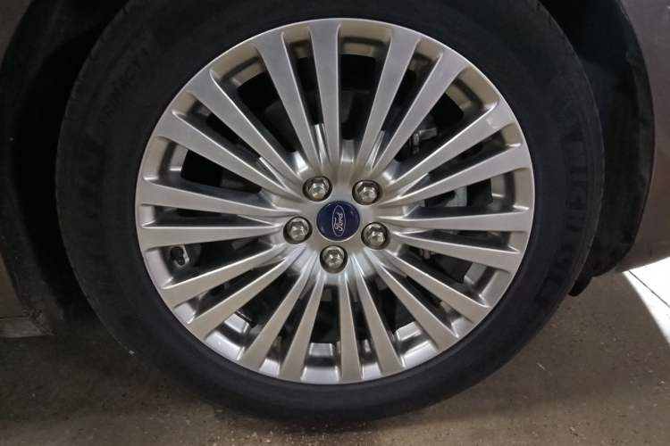 Used Ford Taurus 2015 EcoBoost 245 Luxury Model Right Front Wheel Hub