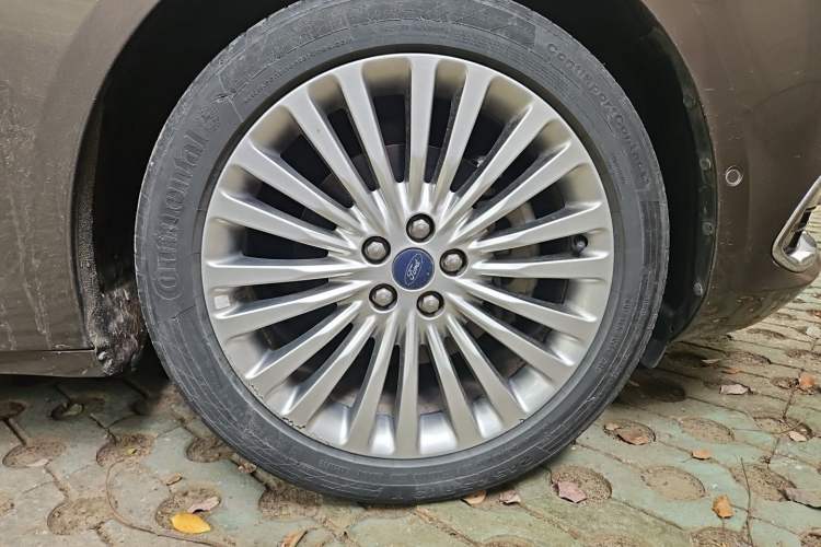 Used Ford Taurus 2015 EcoBoost 245 Ultimate Model Right Front Wheel Hub