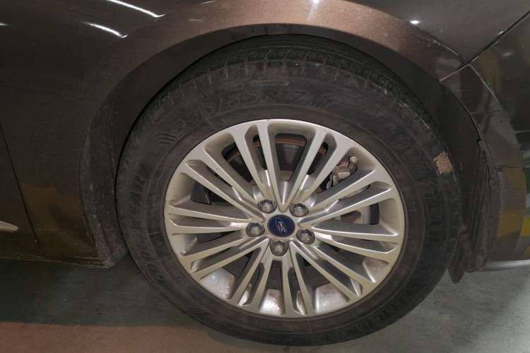 Used Ford Taurus 2015 EcoBoost 245 Fashion Edition Right Front Wheel Hub