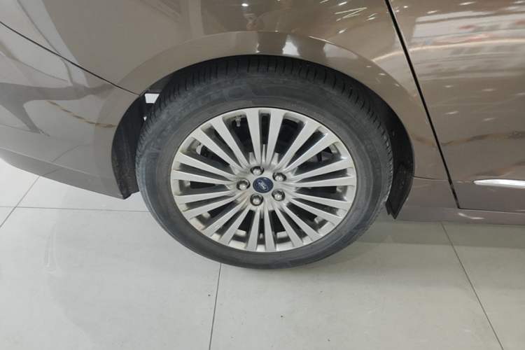 Used Ford Taurus 2015 EcoBoost 245 Luxury Model Right Rear Wheel Hub