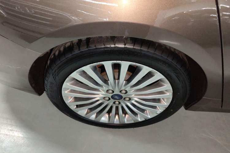 Used Ford Taurus 2015 EcoBoost 245 Ultimate Model Right Rear Wheel Hub