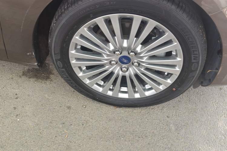 Used Ford Taurus 2015 EcoBoost 245 Luxury Model Right Front Wheel Hub