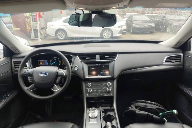Used Ford Taurus 2015 EcoBoost 245 Fashion Edition Center Console
