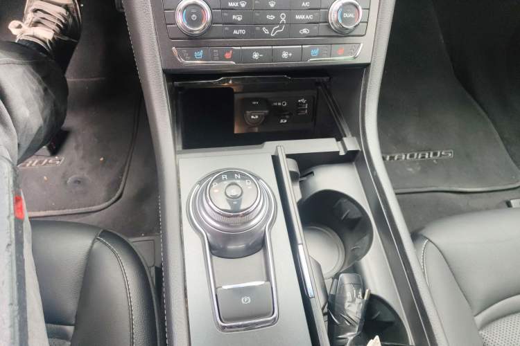 Used Ford Taurus 2015 EcoBoost 245 Fashion Edition Gear Lever