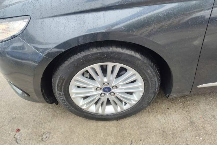 Used Ford Taurus 2015 EcoBoost 245 Fashion Edition Left Front Wheel Hub