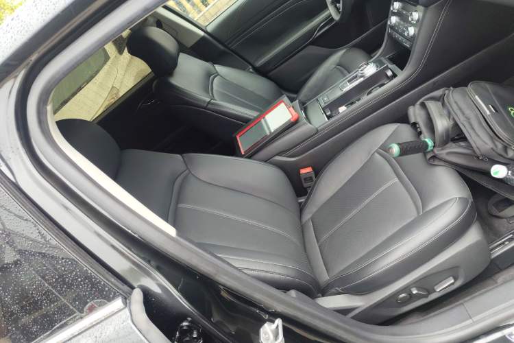 Used Ford Taurus 2015 EcoBoost 245 Fashion Edition Right Front Seat