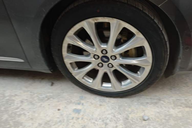 Used Ford Taurus 2015 EcoBoost 325 V6 Flagship Model Right Front Wheel Hub
