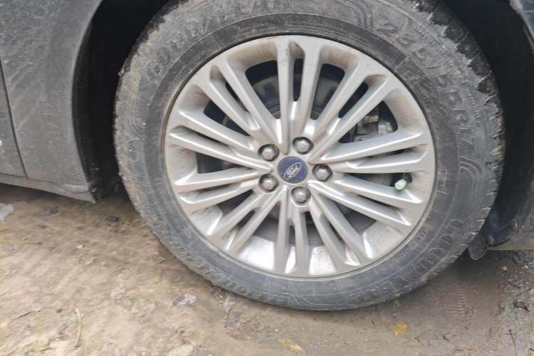 Used Ford Taurus 2015 EcoBoost 245 Fashion Edition Right Front Wheel Hub