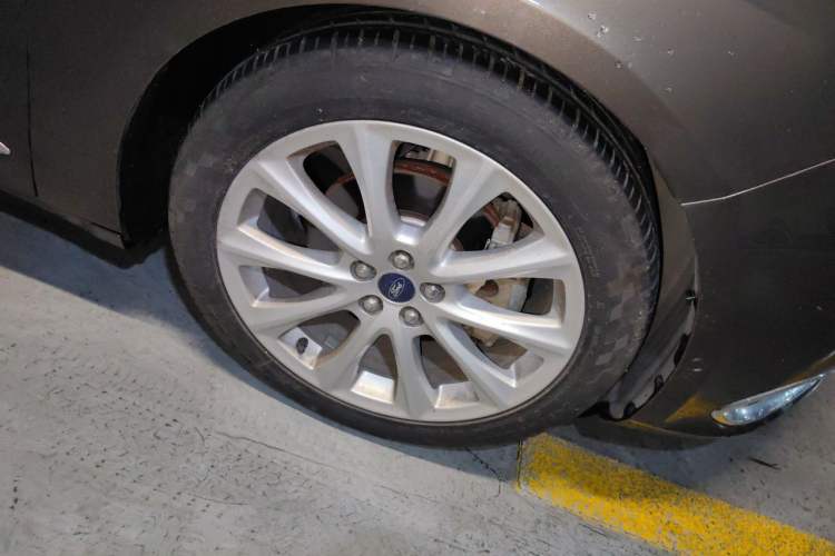 Used Ford Taurus 2015 EcoBoost 325 V6 Flagship Model Right Front Wheel Hub