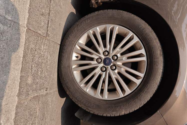 Used Ford Taurus 2015 EcoBoost 245 Fashion Edition Right Front Wheel Hub