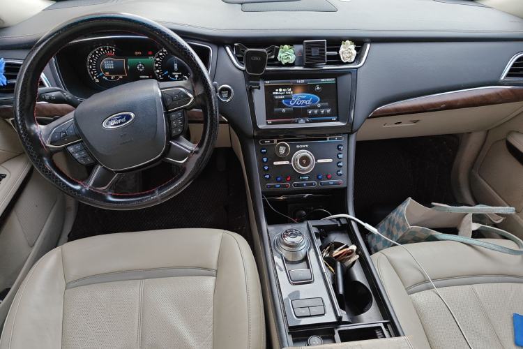 Used Ford Taurus 2015 EcoBoost 245 Ultimate Model Center Console