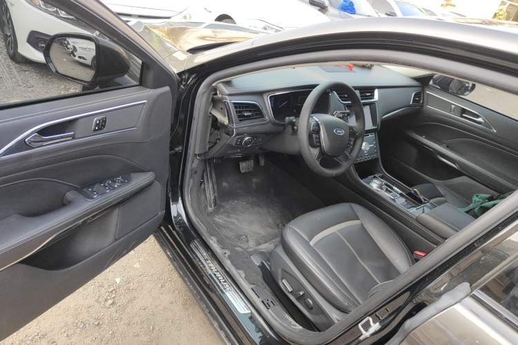 Used Ford Taurus 2015 EcoBoost 245 Luxury Model Interior 3