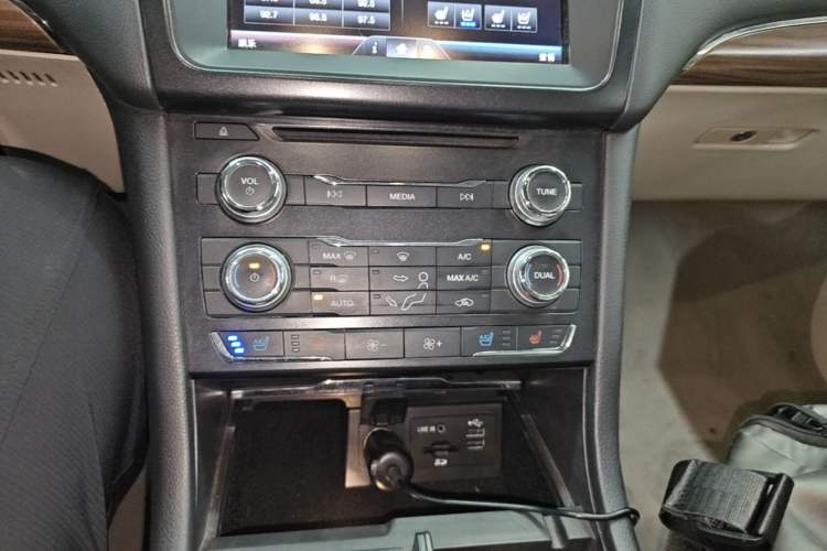 Used Ford Taurus 2015 EcoBoost 245 Fashion Edition Audio And AC Panel