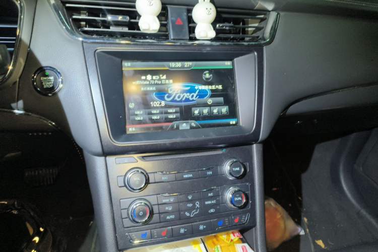 Used Ford Taurus 2015 EcoBoost 245 Fashion Edition Audio And AC Panel