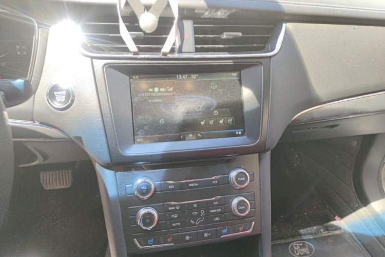 Used Ford Taurus 2015 EcoBoost 245 Fashion Edition Audio And AC Panel