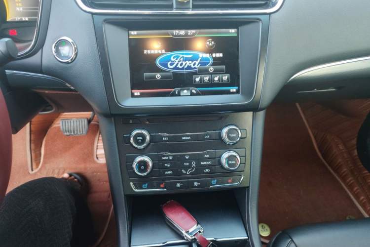 Used Ford Taurus 2015 EcoBoost 245 Fashion Edition Audio And AC Panel