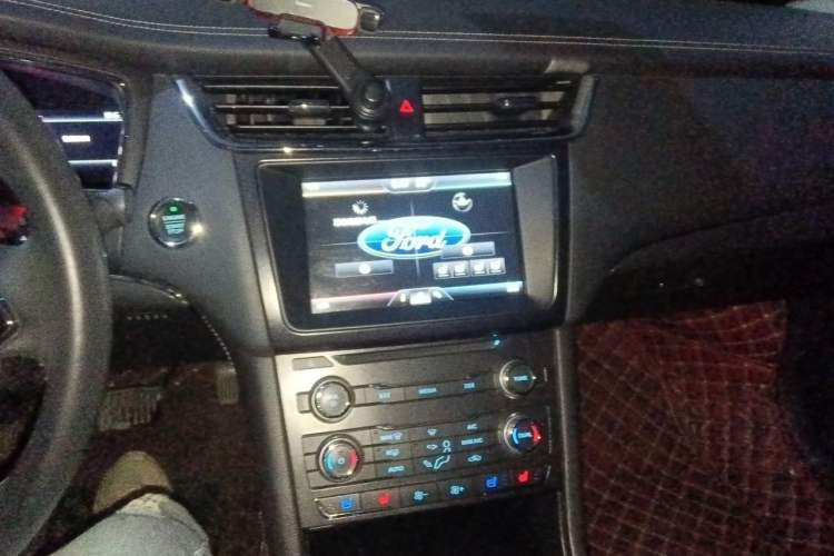 Used Ford Taurus 2015 EcoBoost 245 Fashion Edition Audio And AC Panel