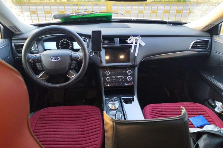Used Ford Taurus 2015 EcoBoost 245 Fashion Edition Center Console