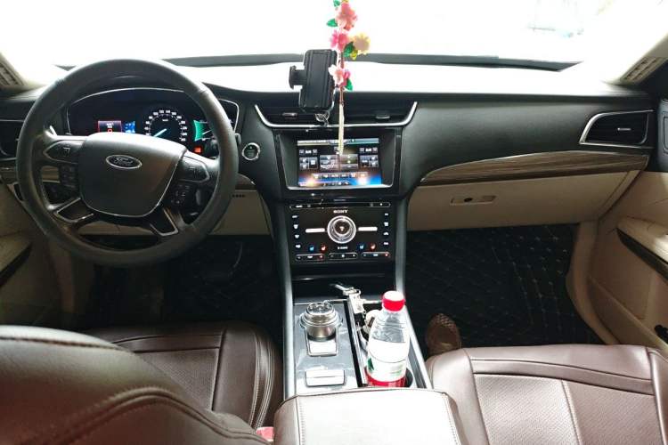 Used Ford Taurus 2015 EcoBoost 245 Luxury Model Center Console