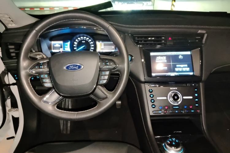 Used Ford Taurus 2015 EcoBoost 245 Luxury Model Center Console