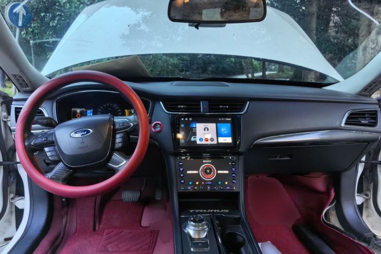 Used Ford Taurus 2015 EcoBoost 245 Luxury Model Center Console