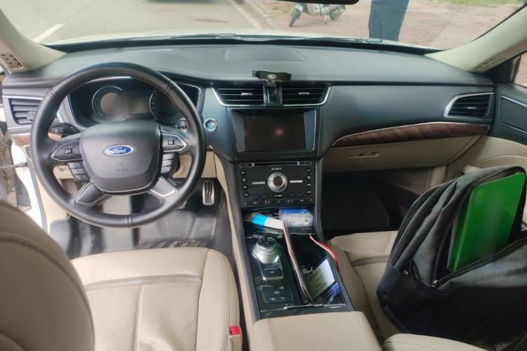 Used Ford Taurus 2015 EcoBoost 325 V6 Flagship Model Center Console